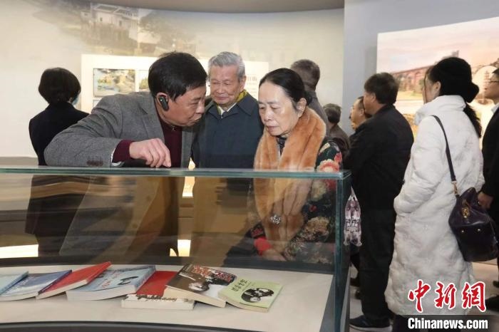 船政后裔在參觀(guān)新館?！￡悤造o 攝