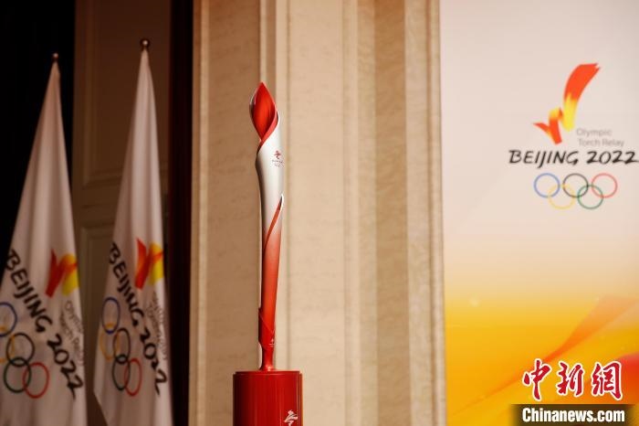 展示的北京冬奧會(huì)火炬?！〗x 攝