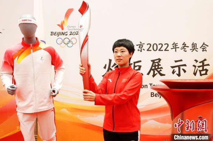 溫哥華冬奧會(huì)冠軍張會(huì)展示北京2022年冬奧會(huì)火炬?！〗x 攝