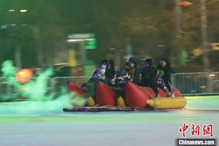 民眾沉醉在冰上香蕉船的快樂中?！∮诤Ｑ?攝