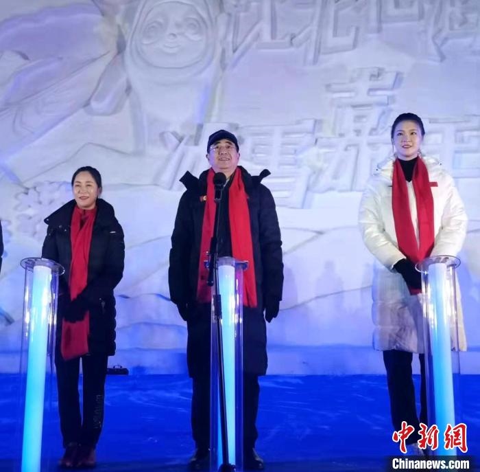 前女排國家隊隊長奧運冠軍惠若琪(右一)，中國女子田徑競走奧運冠軍王麗萍(左一)助陣當(dāng)晚活動?！≮w桂華 攝