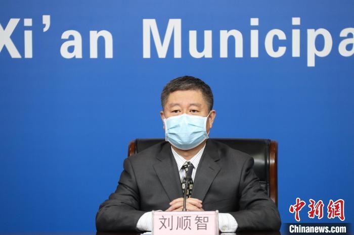 圖為西安市衛(wèi)生健康委主任劉順智6日在新聞發(fā)布會上?！∥靼彩姓﹫D