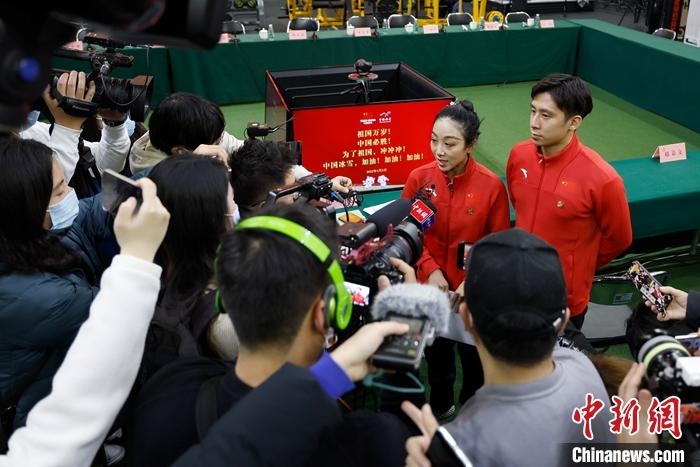 1月5日晚，全力沖刺北京冬奧學(xué)習(xí)座談會(huì)在北京舉行。座談會(huì)后，中國花樣滑冰雙人滑組合隋文靜、韓聰接受記者采訪。 <a target='_blank' href='/'>中新社</a>記者 富田 攝
