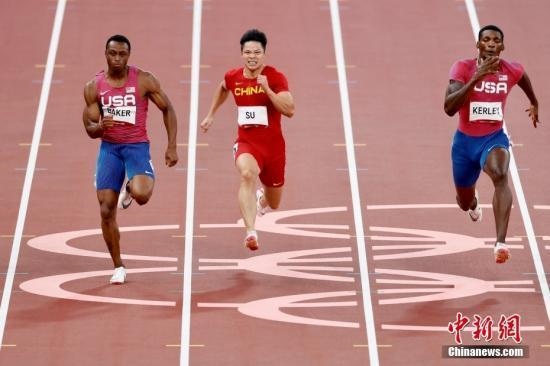 資料圖：北京時間8月1日晚，在東京奧運(yùn)會男子百米決賽中，中國選手蘇炳添以9.98秒的成績獲得第六名，作為首位闖進(jìn)奧運(yùn)男子百米決賽的中國人，他再次創(chuàng)造了歷史。圖為蘇炳添在比賽中。<a target='_blank' href='/'>中新社</a>記者 富田 攝