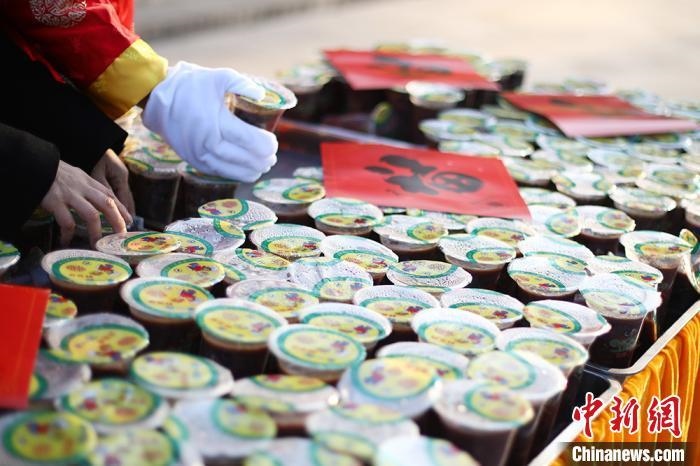 資料圖：工作人員將定制的臘八粥擺放整齊?！°蟛?攝