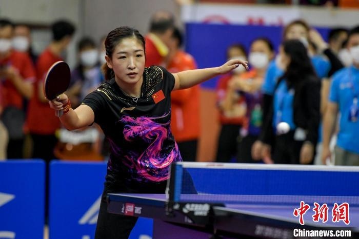 劉詩雯在2021年全國乒乓球“業(yè)余球王”總決賽中與選手互動(dòng)交流球技?！●樤骑w 攝