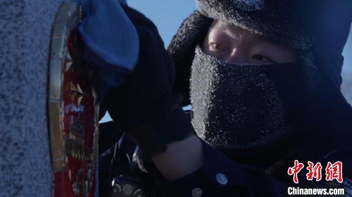 圖為恩和哈達(dá)邊境派出所的9名民警踏雪巡邊?！⒕S明 攝