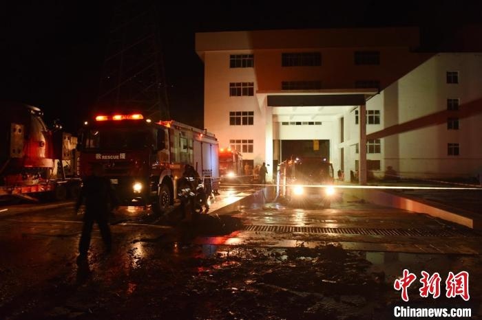 丹巴關(guān)州電站外多臺(tái)消防車輛正在開(kāi)展排水作業(yè)。　周勇 攝