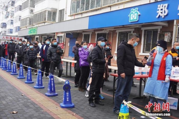 資料圖：1月7日，河南鄭州，市民有序排隊進(jìn)行核酸檢測。<a target='_blank' href='/'>中新社</a>記者 劉鵬 攝