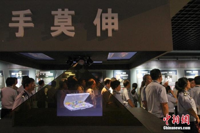 資料圖：2015年10月，海南省公安廳組織黨員干部前往反腐倡廉警示教育基地參觀受教。洪堅鵬 攝