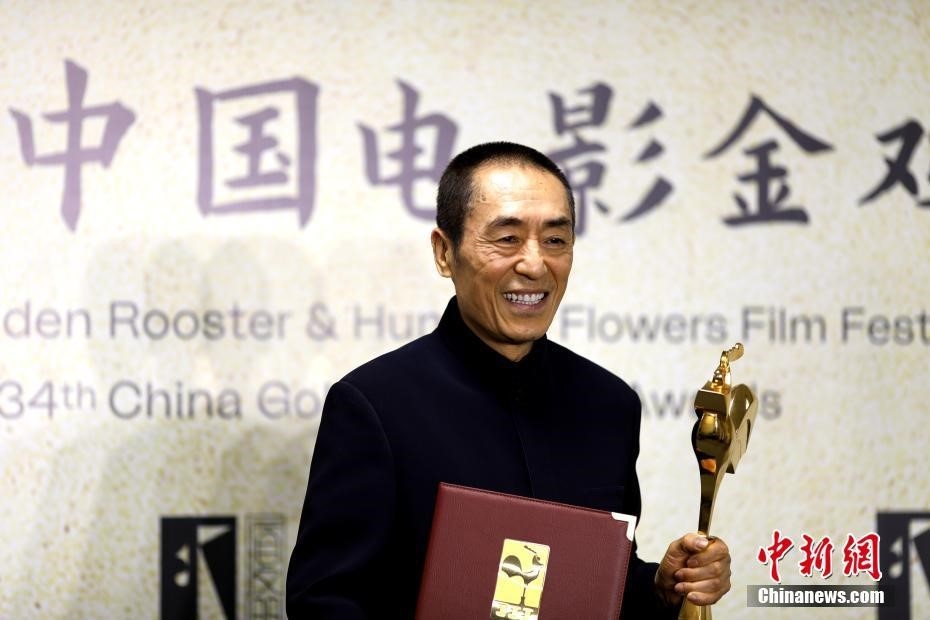 (資料圖：張藝謀以執(zhí)導(dǎo)《懸崖之上》榮膺最佳導(dǎo)演獎(jiǎng)。 <a target='_blank' href='/'>中新社</a>記者 呂明 攝)