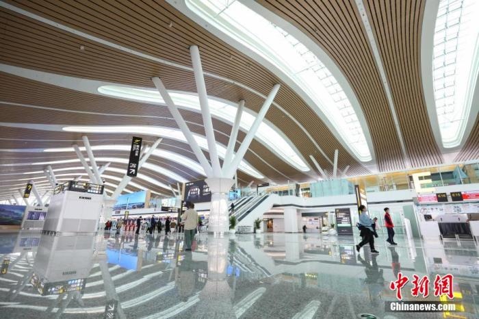 資料圖：貴陽龍洞堡國際機(jī)場T3航站樓出發(fā)大廳。 瞿宏倫 攝