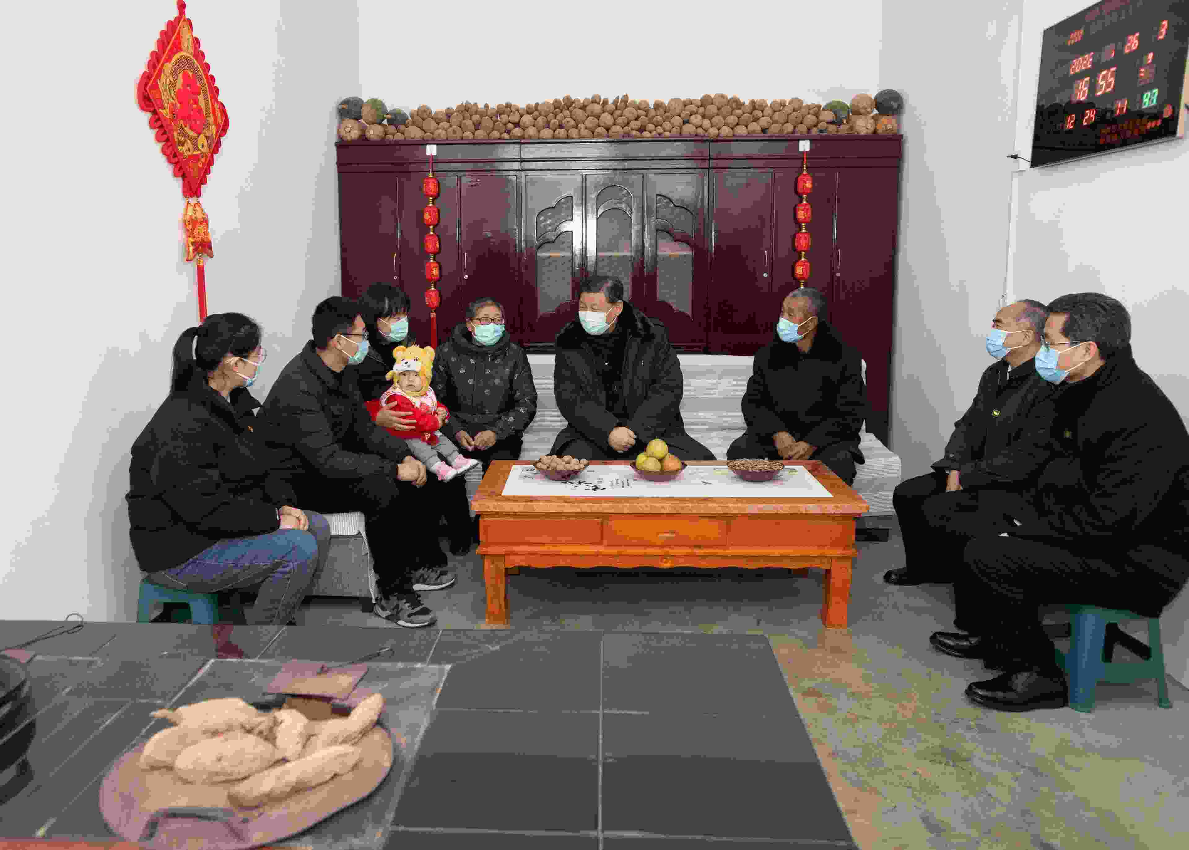 △2022年1月26日，中共中央總書記、國(guó)家主席、中央軍委主席習(xí)近平在臨汾市汾西縣僧念鎮(zhèn)段村同村民蔡文明一家親切交流。