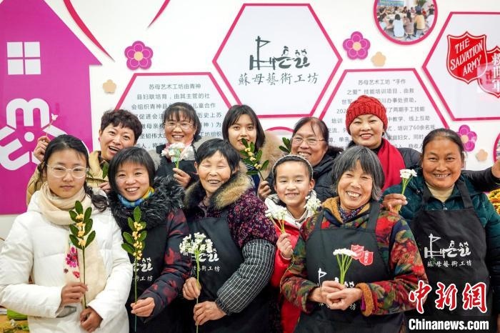 “蘇母藝術工坊”文創(chuàng)工作室的姐妹們?！」帕捡x 攝