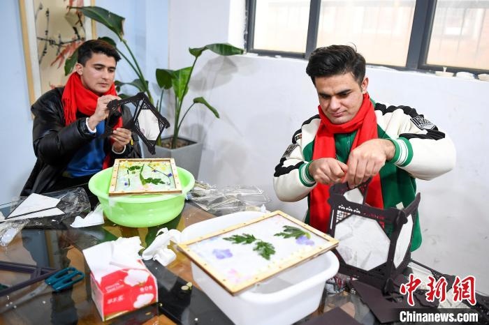 巴基斯坦留學生制作燈籠?！钊A峰 攝