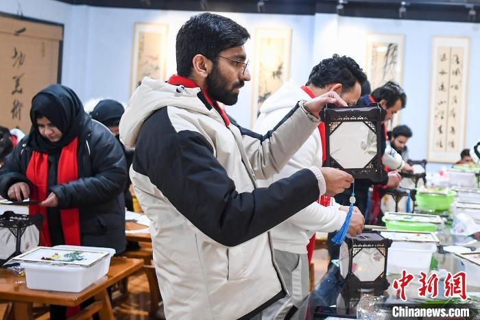 巴基斯坦留學生制作燈籠?！钊A峰 攝
