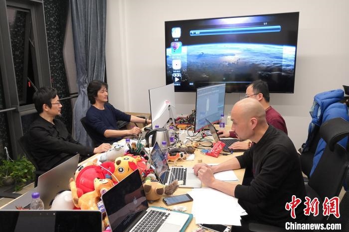 廣州美術(shù)學院曹雪、劉平云帶領的設計團隊對北京冬奧會吉祥物加班加點進行修改設計。(資料圖) 劉平云供圖