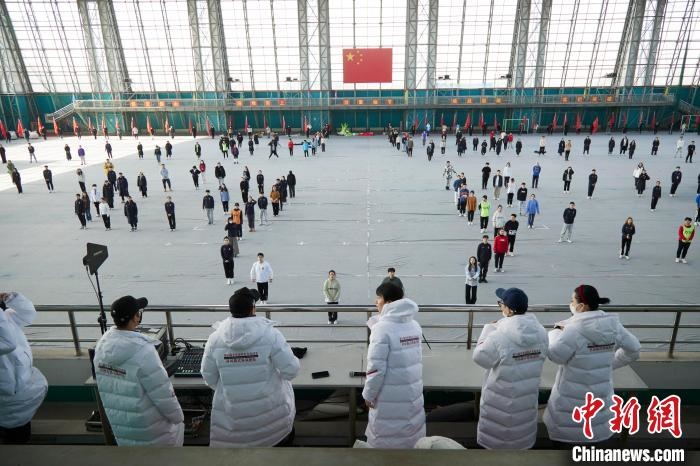 北京冬奧會閉幕式開始前，演員們在進行排練?！埼暮?供圖