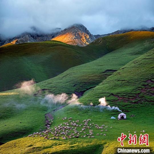 圖為作品《晨光炊煙》?！〗股?攝