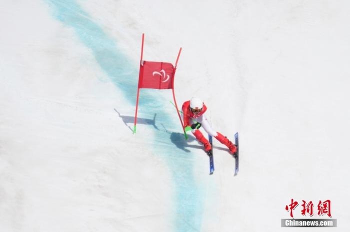 3月6日，中國選手梁景怡在比賽中。當(dāng)日，北京2022年冬殘奧會(huì)殘奧高山滑雪男子超級大回轉(zhuǎn)-站姿決賽在國家高山滑雪中心舉行，中國選手梁景怡奪得冠軍。 <a target='_blank' href='/'>中新社</a>記者 劉冉陽 攝 　