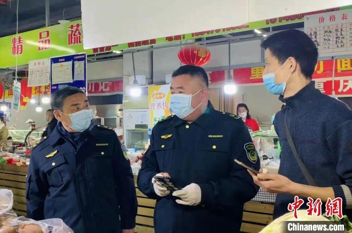 圖為執(zhí)法人員進行調查?！±铈面谩z