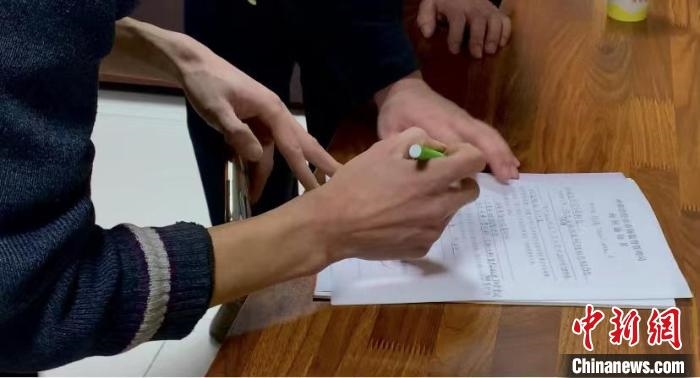 圖為現(xiàn)場下達詢問通知書?！±铈面?攝