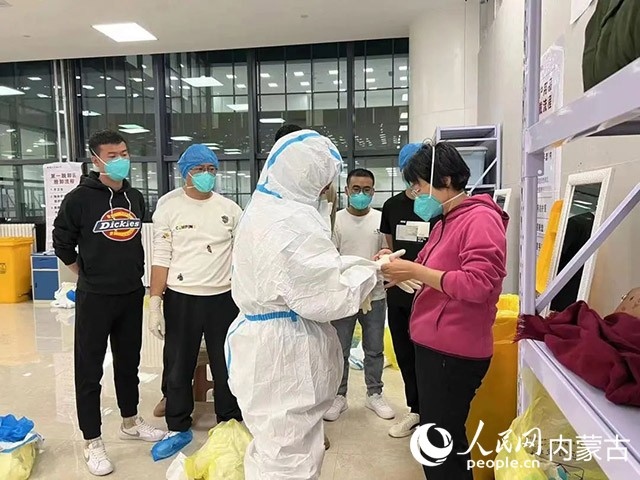 醫(yī)護人員正在方艙醫(yī)院工作。呼和浩特市第一醫(yī)院供圖