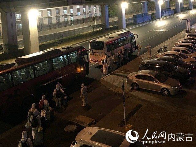 高校學(xué)生有序登車，前往隔離點(diǎn)。內(nèi)蒙古教育廳供圖