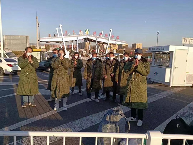 護(hù)送農(nóng)民工安全返鄉(xiāng)。賽罕區(qū)民政局供圖