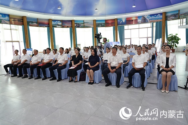 與會(huì)人員共同觀看科右中旗牛產(chǎn)業(yè)高質(zhì)量發(fā)展專題片。苑曉睿攝