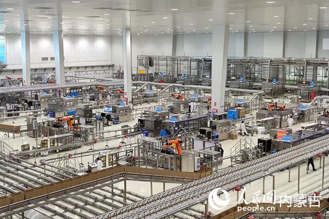 伊利健康谷液態(tài)奶生產(chǎn)基地。人民網(wǎng)記者 趙夢(mèng)月攝