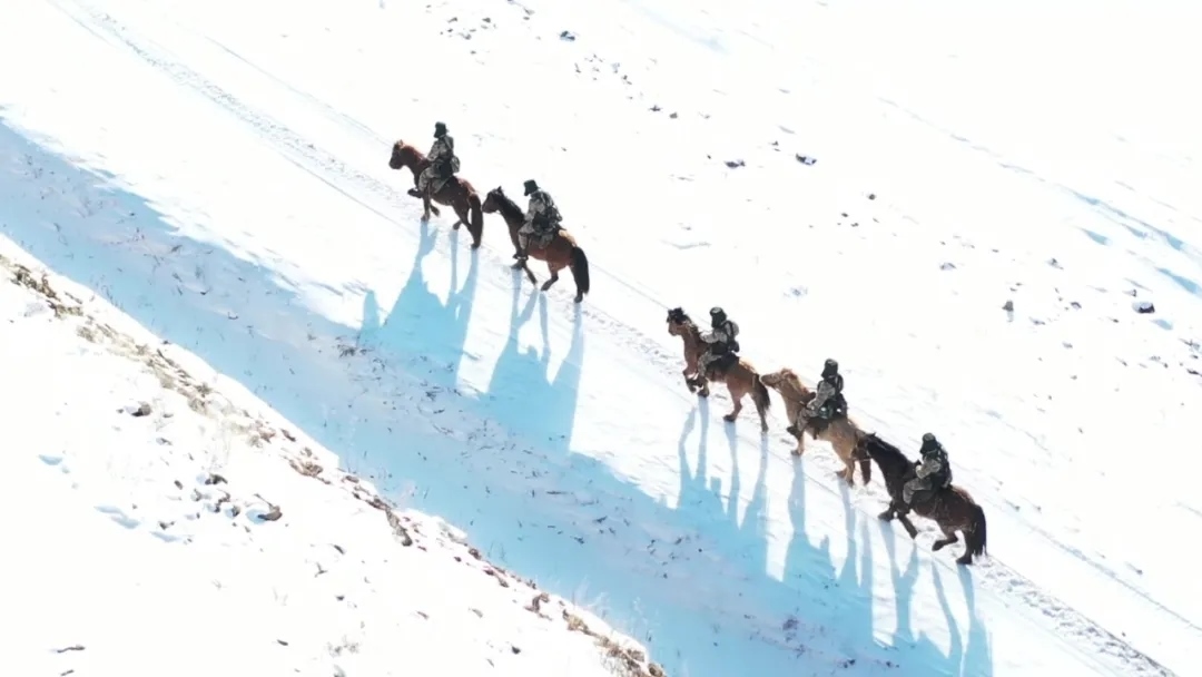 迎著朝陽(yáng)在邊防線上巡邏的執(zhí)勤官兵。賴(lài)志強(qiáng) 攝.webp.jpg