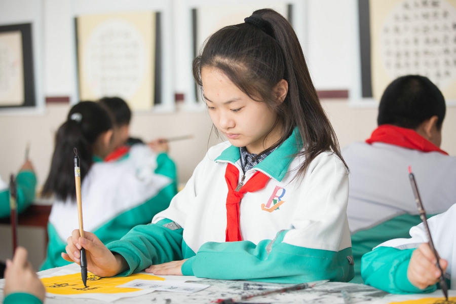 北重一小，學(xué)生正在書寫毛筆字 (2).jpg