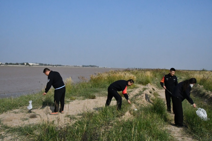 1678079679243688.jpg 開展“保護(hù)黃河母親河”志愿活動(dòng).JPG
