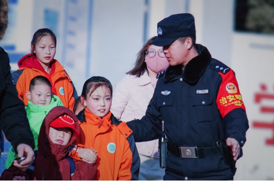 站好“護(hù)學(xué)崗”，守護(hù)“成長路”——南地公安持續(xù)開展護(hù)學(xué)行動494.png