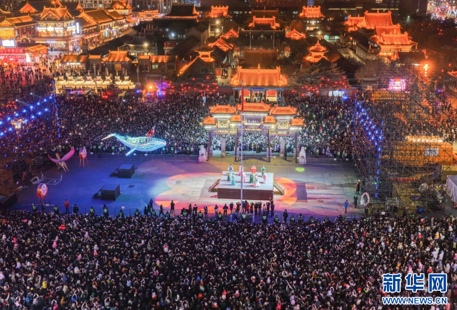 2025年12月31日晚，呼和浩特市玉泉區(qū)塞上老街旅游休閑街區(qū)跨年夜活動(dòng)現(xiàn)場游人如織。新華網(wǎng)發(fā)（丁根厚 攝）.jpg