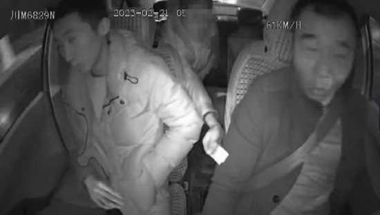 凌晨女子打車到江邊，并掏出百元大鈔給司機(jī)稱不用找了。資陽公安供圖