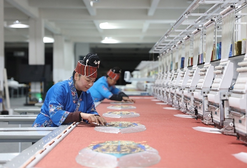 2023年2月13日，貴州省黔東南苗族侗族自治州施秉縣工業(yè)園區(qū)，工人在機(jī)繡車(chē)間作業(yè)。