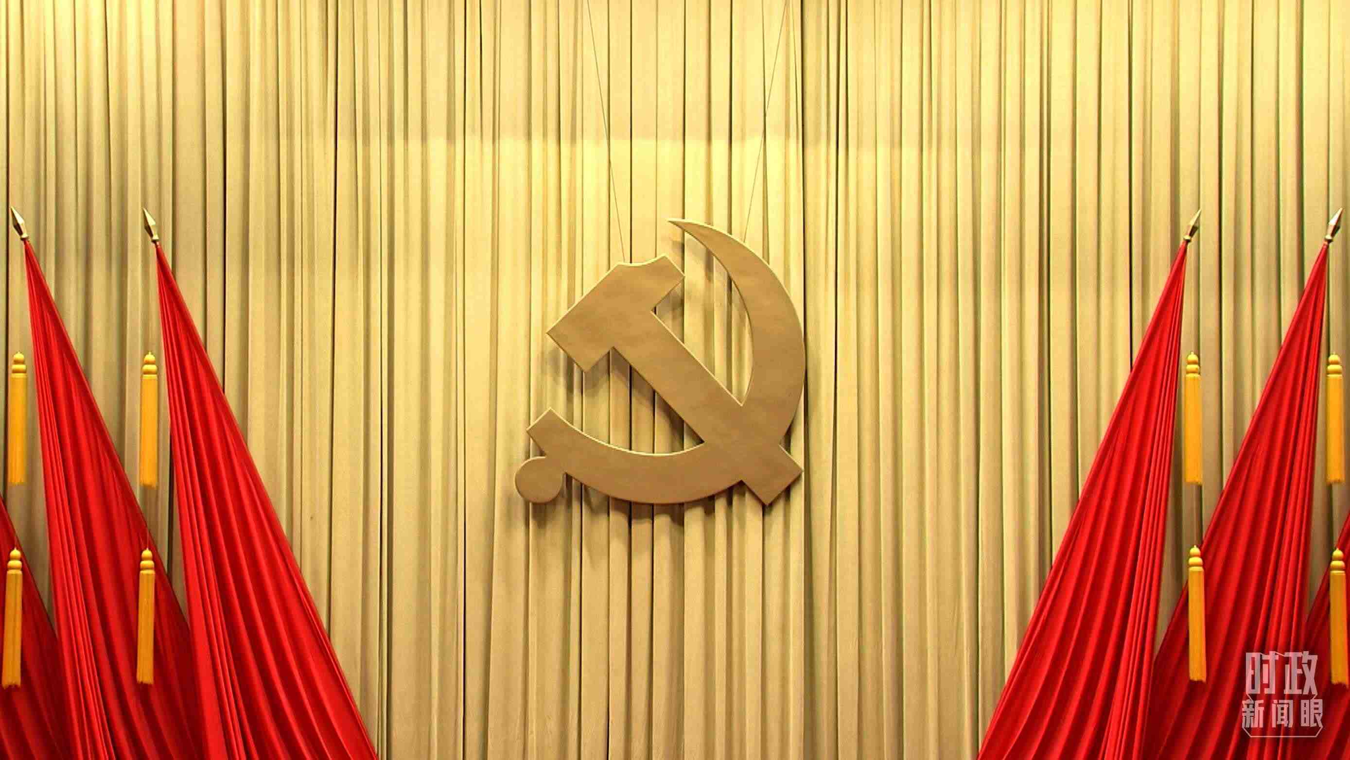 △會(huì)場(chǎng)上莊嚴(yán)的黨徽。（總臺(tái)央視記者郭鴻拍攝）