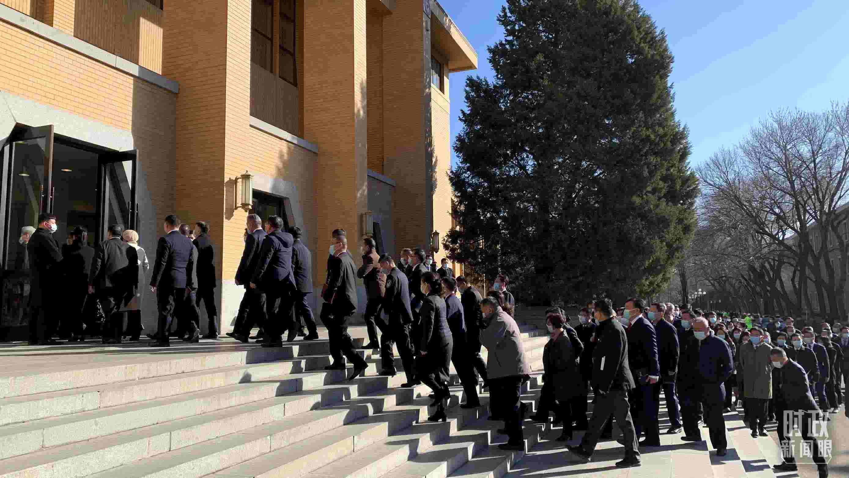 △參加這次慶祝大會(huì)暨開學(xué)典禮的與會(huì)人員正在步入會(huì)場(chǎng)。（總臺(tái)央視記者段德文拍攝）