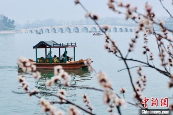 20日，頤和園游船開航。<a target='_blank' data-cke-saved-href='/' href='/'><p align=