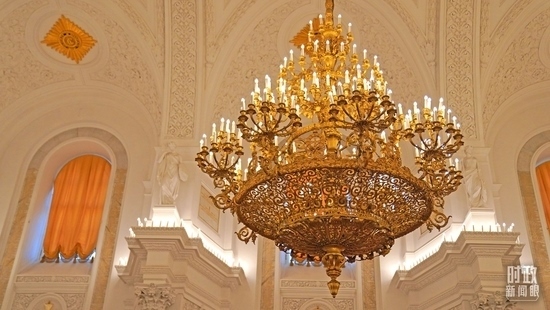 △喬治大廳內(nèi)燈光璀璨。（總臺國廣記者李晉拍攝）