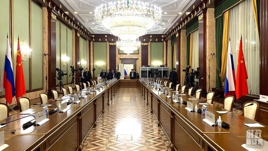 △俄羅斯聯(lián)邦政府大廈內(nèi)，習(xí)主席在這里會見俄羅斯總理米舒斯京。（總臺央視記者段德文拍攝）