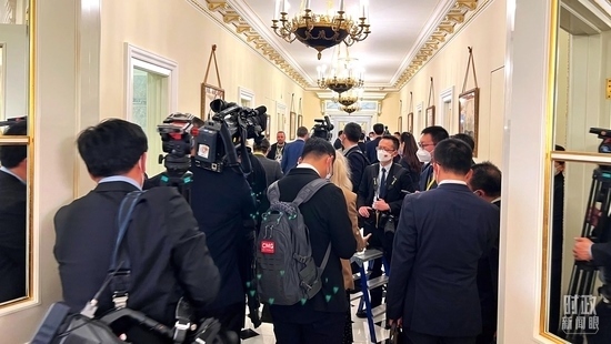  △等待進(jìn)入會場的新聞記者擠滿走廊。（總臺央視記者程鋮拍攝）