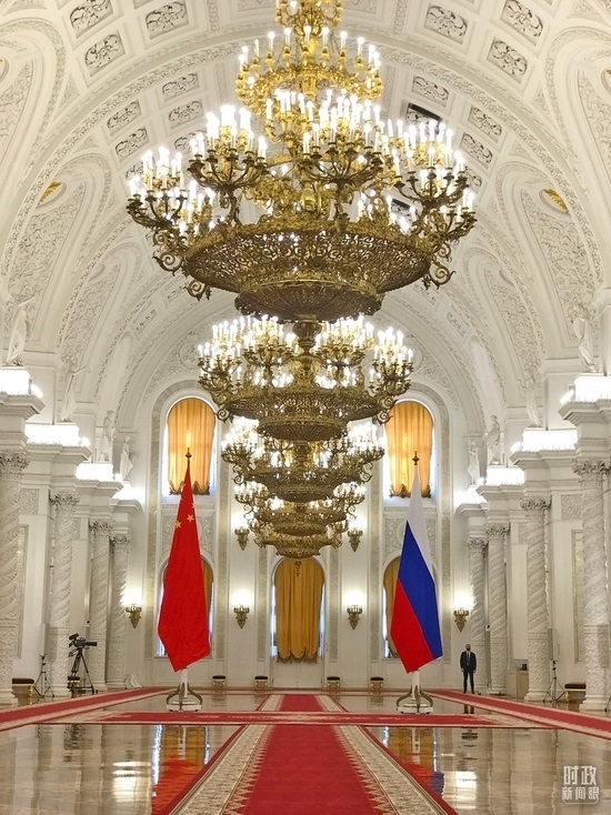 △克里姆林宮喬治大廳，習(xí)主席在這里同普京總統(tǒng)握手合影。（總臺央視記者石偉明拍攝）