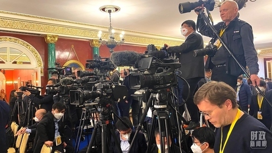 △等待中俄兩國元首共見記者的中外媒體同仁。（總臺央視記者段德文、李輝拍攝）