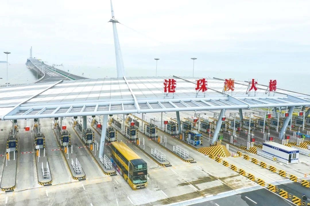 △一輛從香港開往珠海的港珠澳大橋穿梭巴士入境珠海。