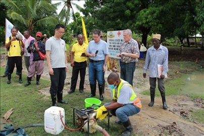 世界衛(wèi)生組織評(píng)估專(zhuān)家組評(píng)估援桑血吸蟲(chóng)病現(xiàn)場(chǎng)媒介控制工作（受訪(fǎng)機(jī)構(gòu)提供）