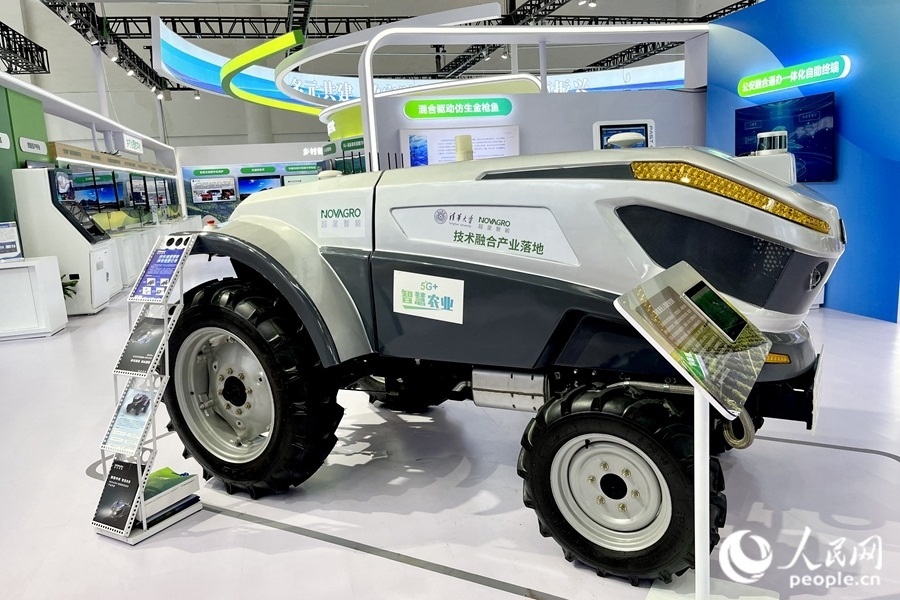 通過手機(jī)，就能指揮新能源無人駕駛拖拉機(jī)在田里作業(yè)。人民網(wǎng) 錢嘉禾攝