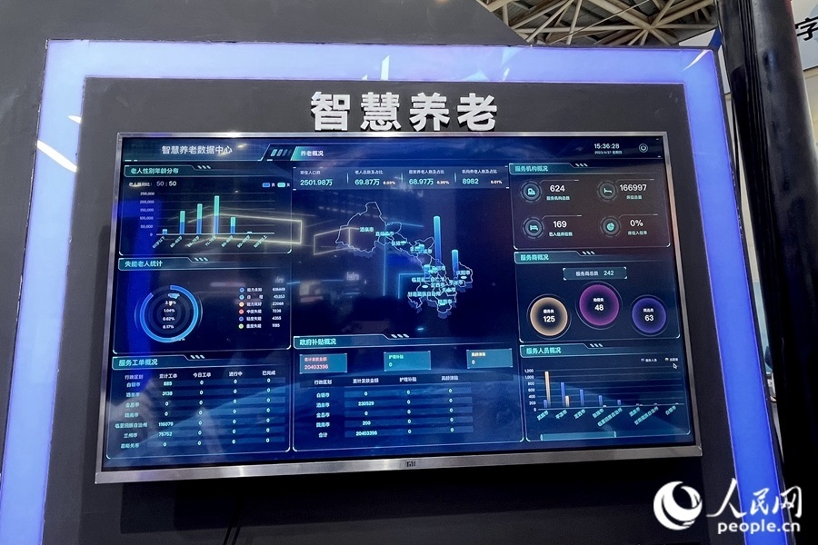 “意康養(yǎng)”智慧養(yǎng)老平臺(tái)充分利用信息化手段，把轄區(qū)內(nèi)社會(huì)資源充分整合和調(diào)配，滿足老年人多元的養(yǎng)老服務(wù)需求。人民網(wǎng) 錢嘉禾攝